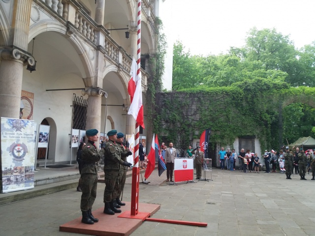 Biało-czerwone barwy w Brzegu. Samorządowcy i wojskowi oddali szacunek fladze