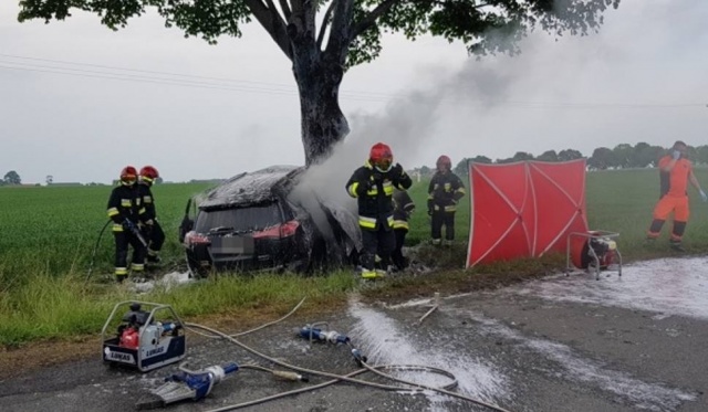 Samochód uderzył w drzewo, a jego kierowca spłonął. Tragiczny wypadek pod Kluczborkiem