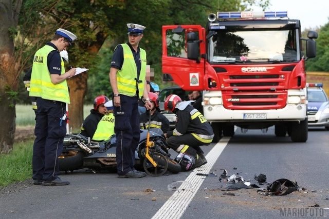 Niebezpieczne popołudnie na drogach. Śmiertelny wypadek na DK 45 w Żużeli. Na krajówce z Opola do Strzelec Opolskich motocyklista zderzył się z ciągnikiem rolniczym