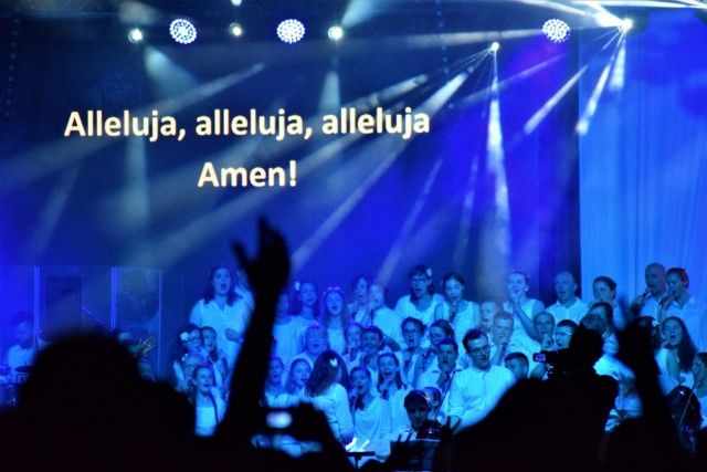 Opolanie modlili się podczas Koncertu Uwielbienia [ZDJĘCIA]