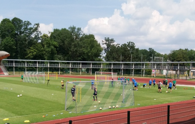 Trenerzy zagranicznych klubów piłkarskich goszczą w Brzegu. Trwa międzynarodowa konferencja dla bramkarzy