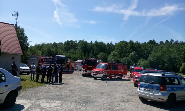 PILNE Strażacy zabezpieczają pojemniki na składowisku w Dąbrowie [NOWE INFORMACJE]