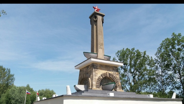 Co dalej z pomnikiem w Mikolinie Monument z czerwoną gwiazdą nadal stoi
