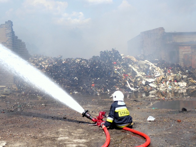 Pożar śmieci w Dąbrowie to podpalenie. Tak wynika z oględzin biegłego