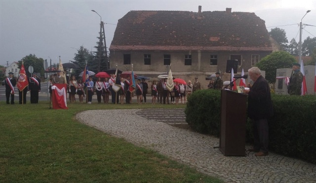 Mieszkańcy Niemodlina upamiętnili ofiary Rzezi Wołyńskiej przed pomnikiem Obrońców Przebraża