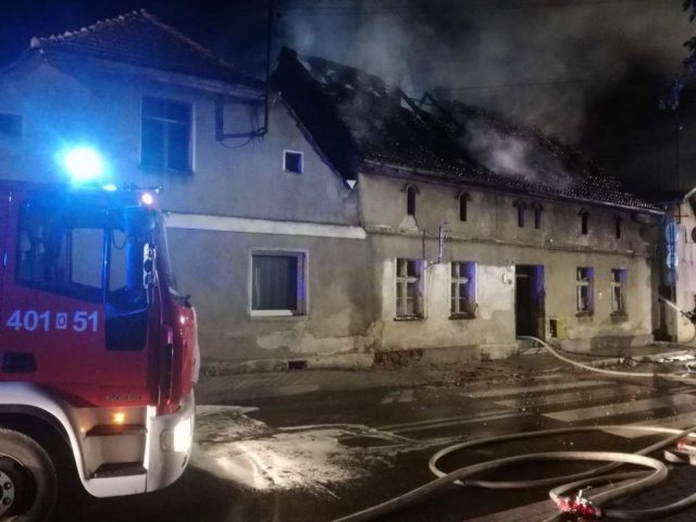 Nocny pożar w Lewinie Brzeskim. Kamienica nie nadaje się do zamieszkania