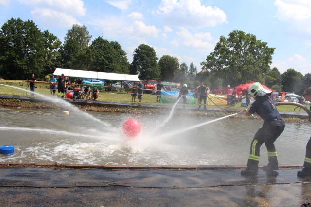 Strażacy grają w piłkę. W Przechodzie w gminie Korfantów trwa Międzynarodowy Turniej Piłki Prądowej Wasserball