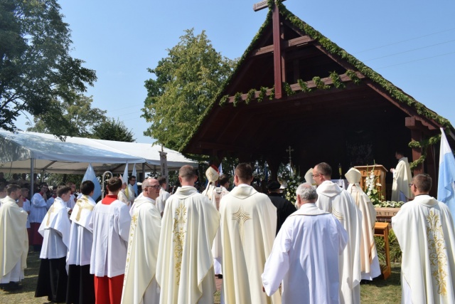 Tysiące pielgrzymów u św. Anny w Oleśnie. Wśród nich Prymas Polski [ZDJĘCIA]