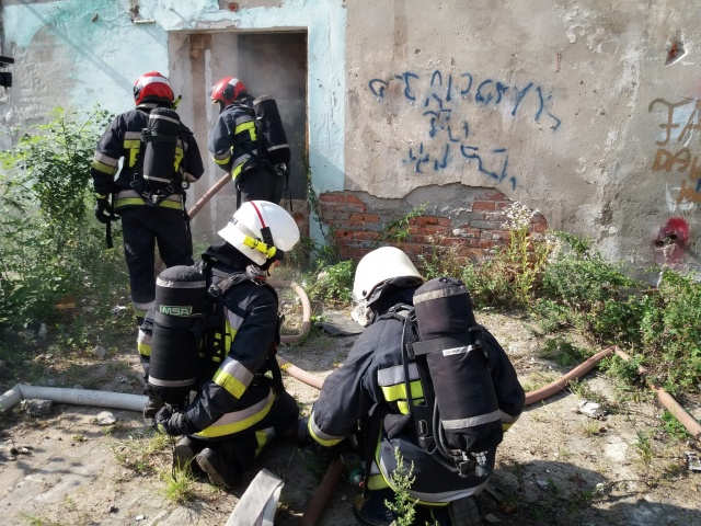 Wybuch i pożar w dawnym browarze. Brzescy strażacy ćwiczą na wypadek katastrofy budowlanej [ZDJĘCIA]