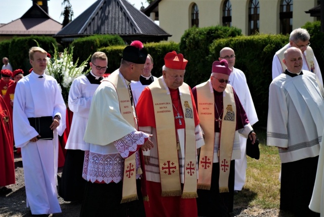 W Praszce odbyły się odpustowe obchody kalwaryjskie z udziałem kardynała Dziwisza [ZDJĘCIA]