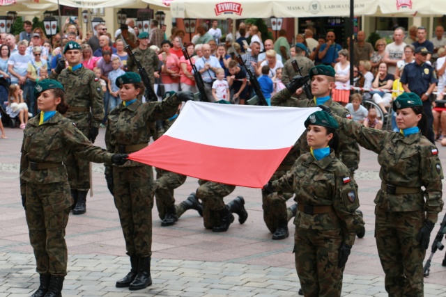 Święto Wojska Polskiego w Opolu oficjalnie i rodzinnie. Wojskowy sprzęt i kolejka po grochówkę [FILM, ZDJĘCIA]
