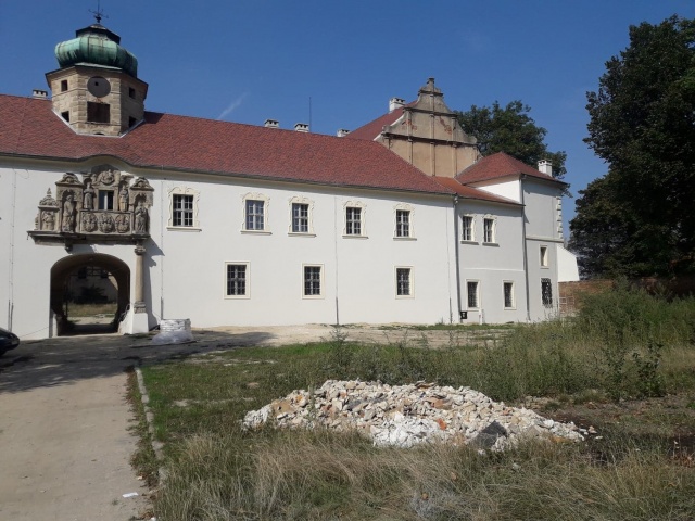 Zamek w Głogówku coraz piękniejszy. Rewitalizacja dwóch jego skrzydeł na ukończeniu