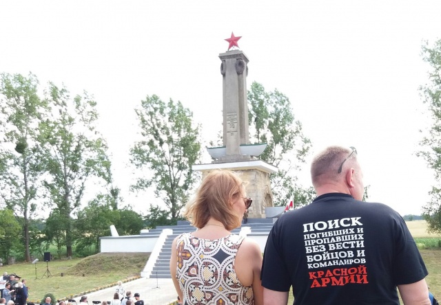 Pomnik w Mikolinie nadal stoi. Samorząd wciąż czeka na decyzję IPN-u