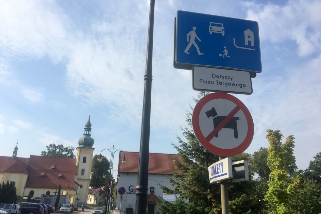 Zakaz ruchu psów na targowisku w Leśnicy. Gmina wymyśliła nowy znak drogowy