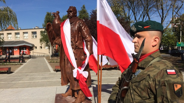 Uroczyście odsłonięto pomnik marszałka Józefa Piłsudskiego w Namysłowie