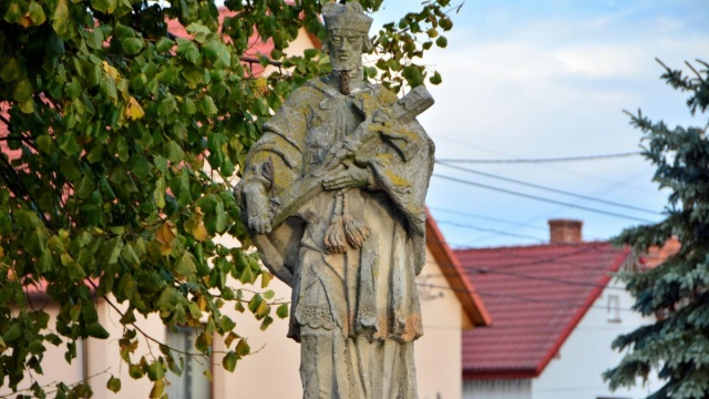 Rzeźba przedstawiająca św. Nepomucena stojąca w Sidzinie przejdzie renowację