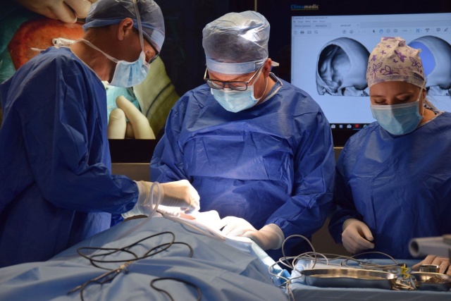 Patryk z Kluczborka jest już po operacji. Lekarze wszczepili implant w czaszkę młodego kolarza [FILM, ZDJĘCIA]