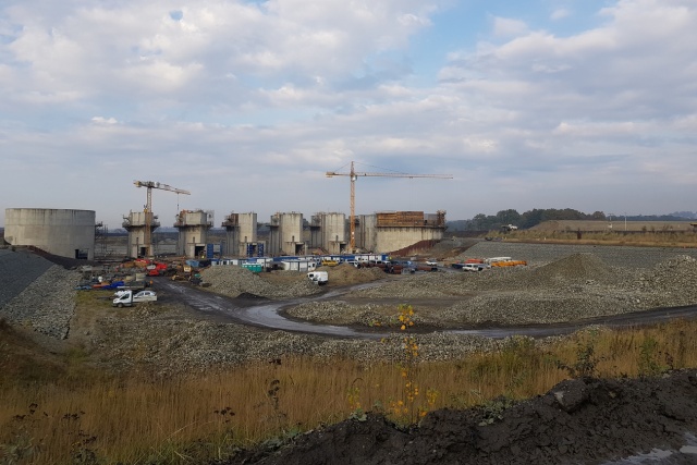 Budowa zbiornika przeciwpowodziowego Racibórz Dolny już za półmetkiem. Ma być gotowy w styczniu 2020 roku [ZDJĘCIA]