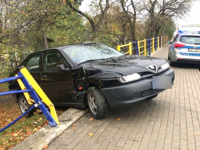 Kolizja na ulicy Struga w Opolu. Czemu młody kierowca wjechał w barierki