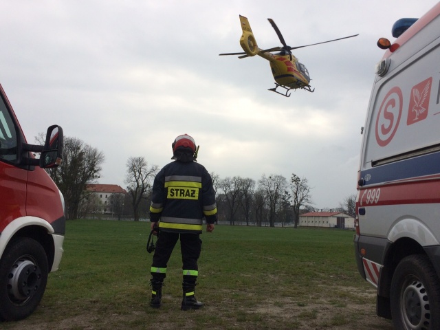 Wypadek przy pracy w Brzegu. Mężczyzna spadł z pięciu metrów, jego stan jest krytyczny