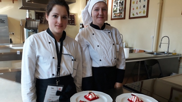 Patriotyzm na talerzu. Młodzież przygotowała wypieki z okazji 100. rocznicy odzyskania przez Polskę niepodległości [ZDJĘCIA]