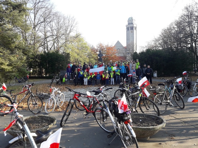 Na rowerach uczcili 100. rocznicę odzyskania przez Polskę niepodległości
