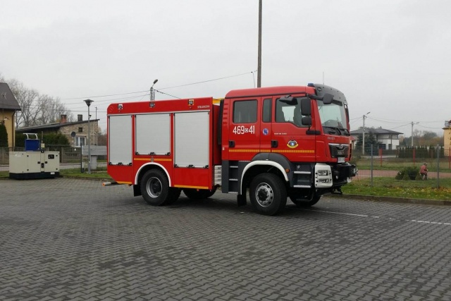 Strażacy z Jarnotłówka rok temu dostali wóz, który nie mieści się w remizie. Nowy garaż jest już na ukończeniu