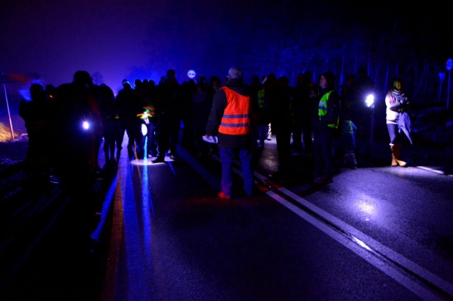 Mieszkańcy Strobic ponownie zablokowali drogę. Walczą o zebrę
