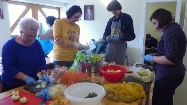 Kroją warzywa, robią kanapki - Zupa w Opolu przygotowuje posiłek dla potrzebujących
