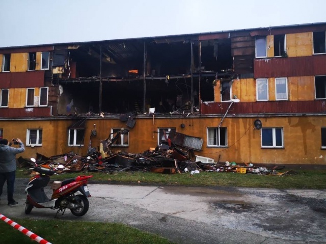 Nocny pożar budynku socjalnego w Zdzieszowicach. Dwie osoby poszkodowane, 19 ewakuowano. Trwa dogaszanie