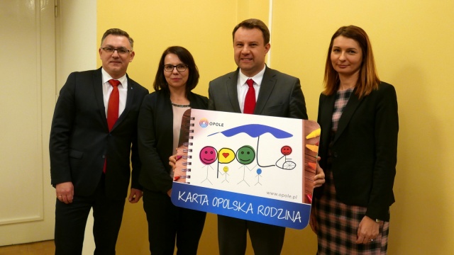 Opolscy radni zaakceptowali nowy program kart Opolska Rodzina i Opolski Senior. Są zmiany