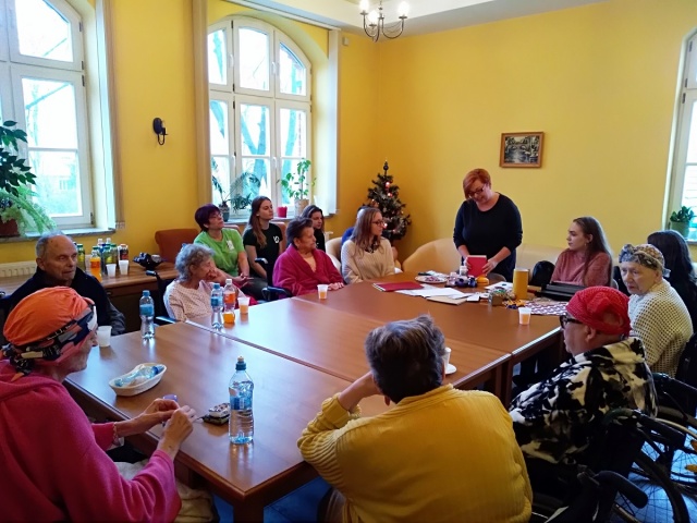 Pacjenci opolskiej Betanii wspólnie z wolontariuszami stworzyli świąteczne kartki dla swoich najbliższych
