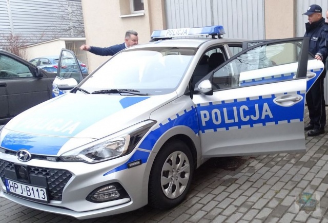 Policjanci z Lewina Brzeskiego mają nowy radiowóz. W drodze jest następny