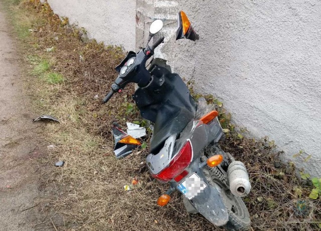Nietrzeźwy kierowca rozbił motorower na słupie