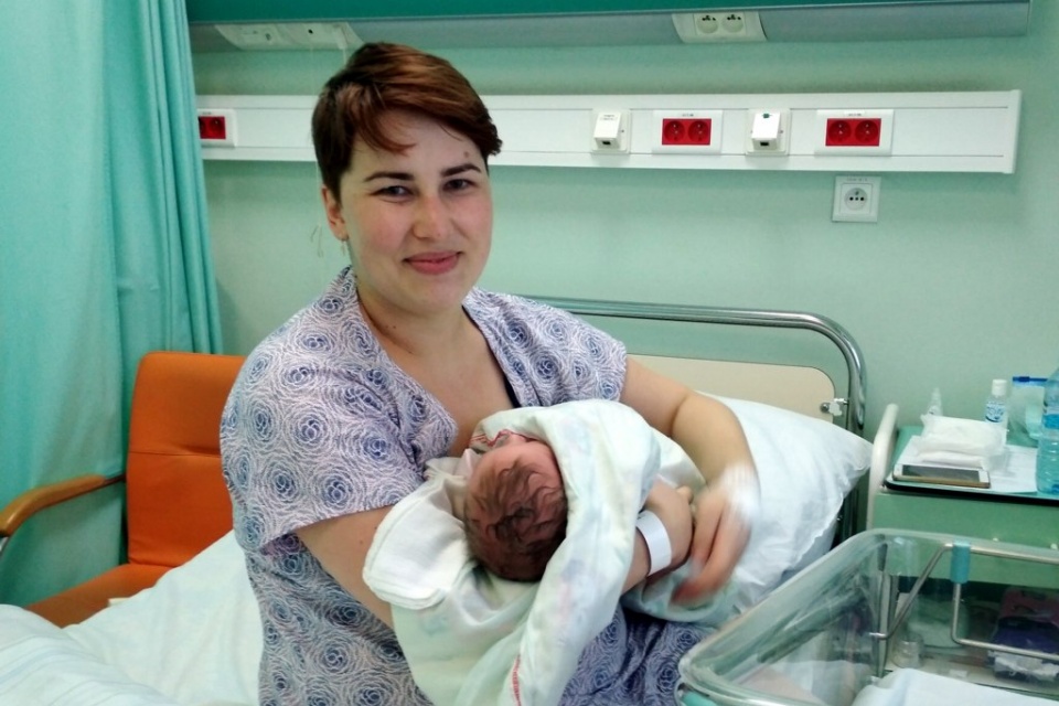 Hania - najmłodsza opolanka urodzona w 2017 roku z mamą Sandrą Różycką [fot. Joanna Matlak]