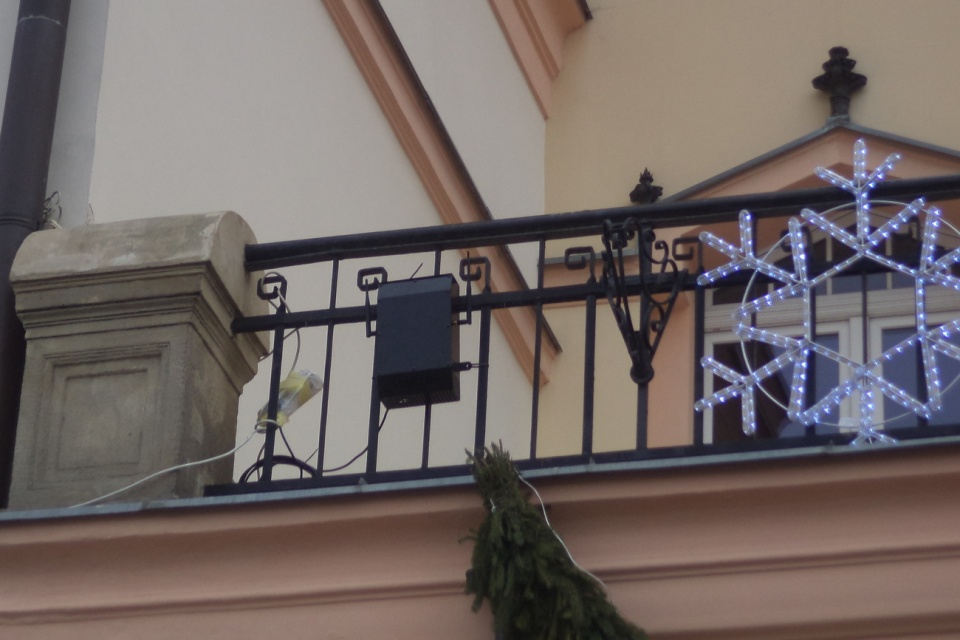 Czujnik zamontowany na balkonie ratusza w Strzelcach Opolskich [fot. archiwum urzędu]