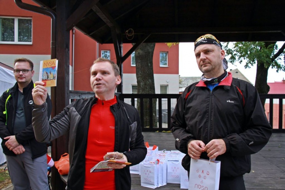 Od lewej: Marcin Nowak, Anatol Bukała, wiceburmistrz Piotr Bobak [Fot.PTTK TRYTON]