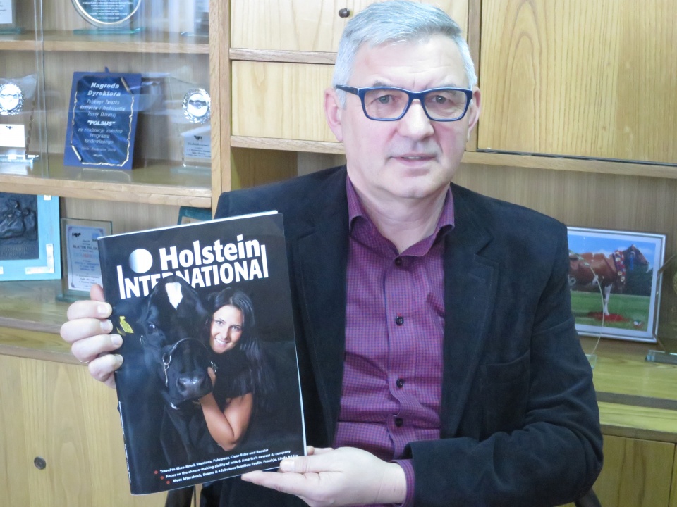 Grzegorz Arian, prezes OHZ w Głogówku pokazuje prestiżowe czasopismo hodowców bydła, które redagowane jest w Szwajcarii [zdj. Jan Poniatyszyn]