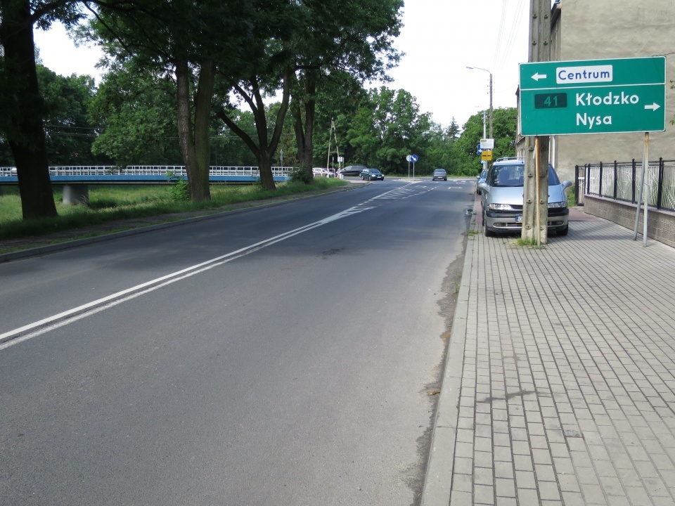 Ulica Kolejowa w Prudniku. Jej modernizacja ma być zakończona w kwietniu. Jest to trasa powiatowa [zdj. Jan Poniatyszyn]