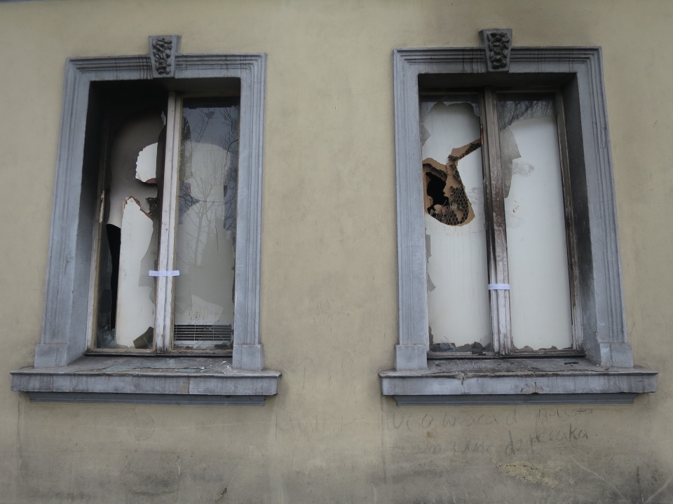 Monitoring zarejestrował mężczyznę wyskakującego z tego mieszkania na parterze budynku socjalnego w Prudniku [zdj. Jan Poniatyszyn]