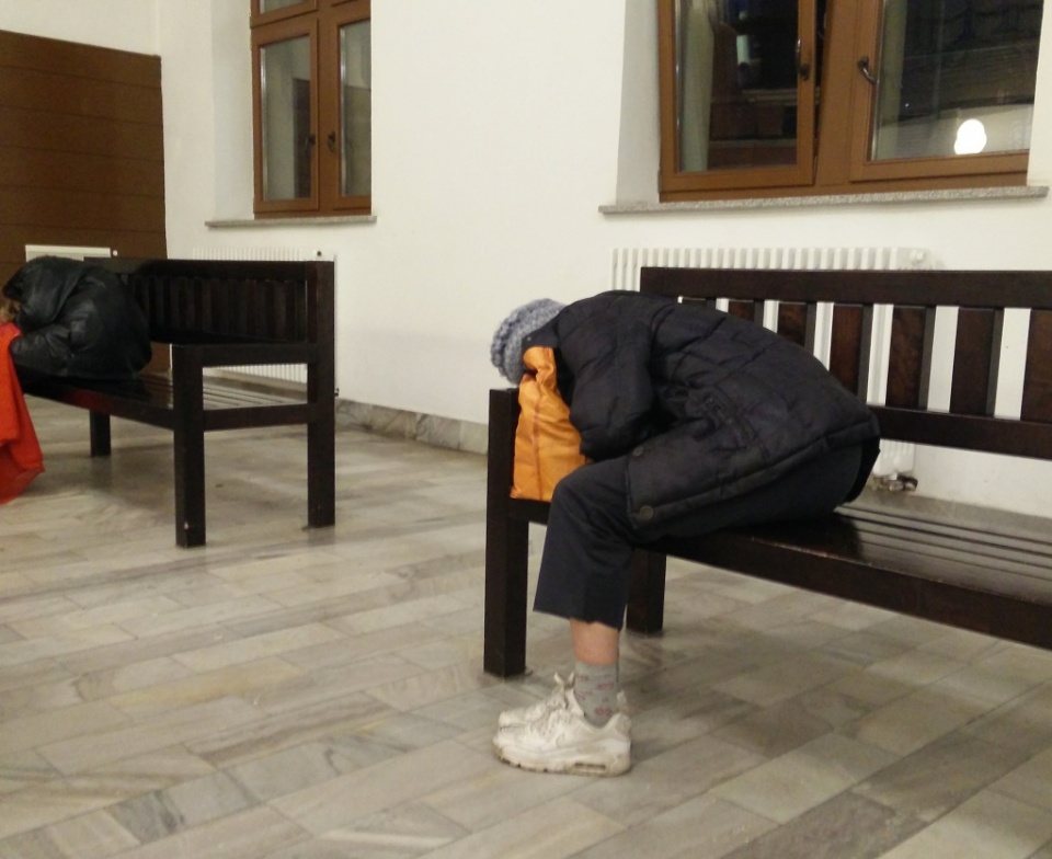 Brzydki zapach w dworcowej poczekalni. Problem z bezdomnymi w Opolu [fot. zdjęcia słuchacza]