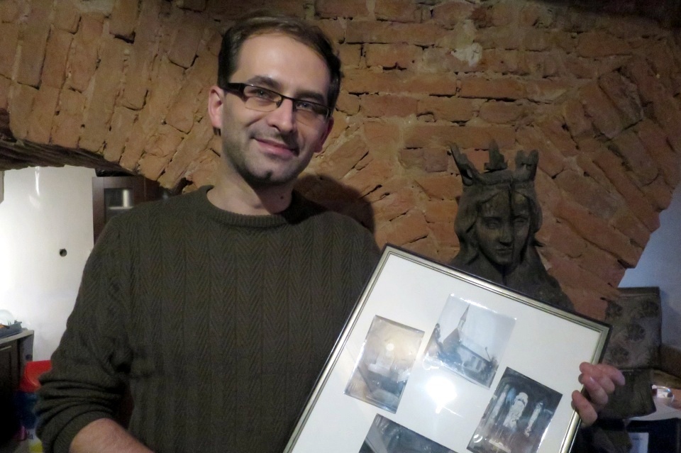 Aleksander Devosges Cuber prezentuje jedną z darowizn dotyczących przedwojennej historii miasta, którą pozyskało ostatnio Muzeum Regionalne w Głogówku [zdj. Jan Poniatyszyn]