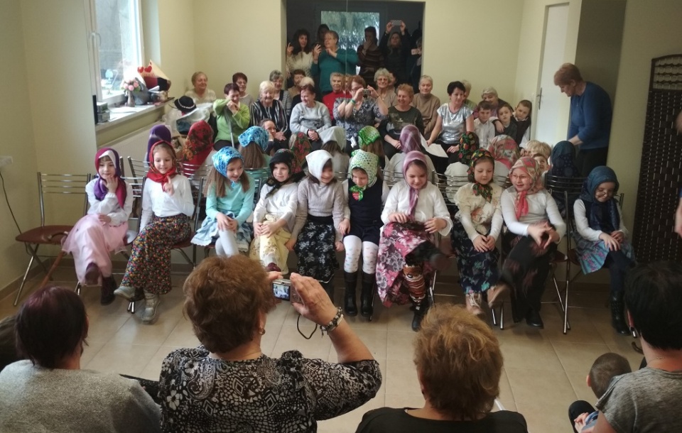 Seniorom z okazji ich święta. Dzieci w Opolu zaśpiewały Babciom i Dziadkom [fot. Joanna Matlak]