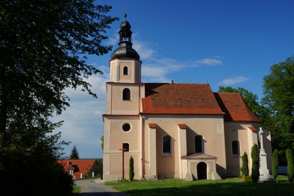 Kościół św. Warzyńca w Dąbrowie [fot. www.polskaniezwykla.pl]