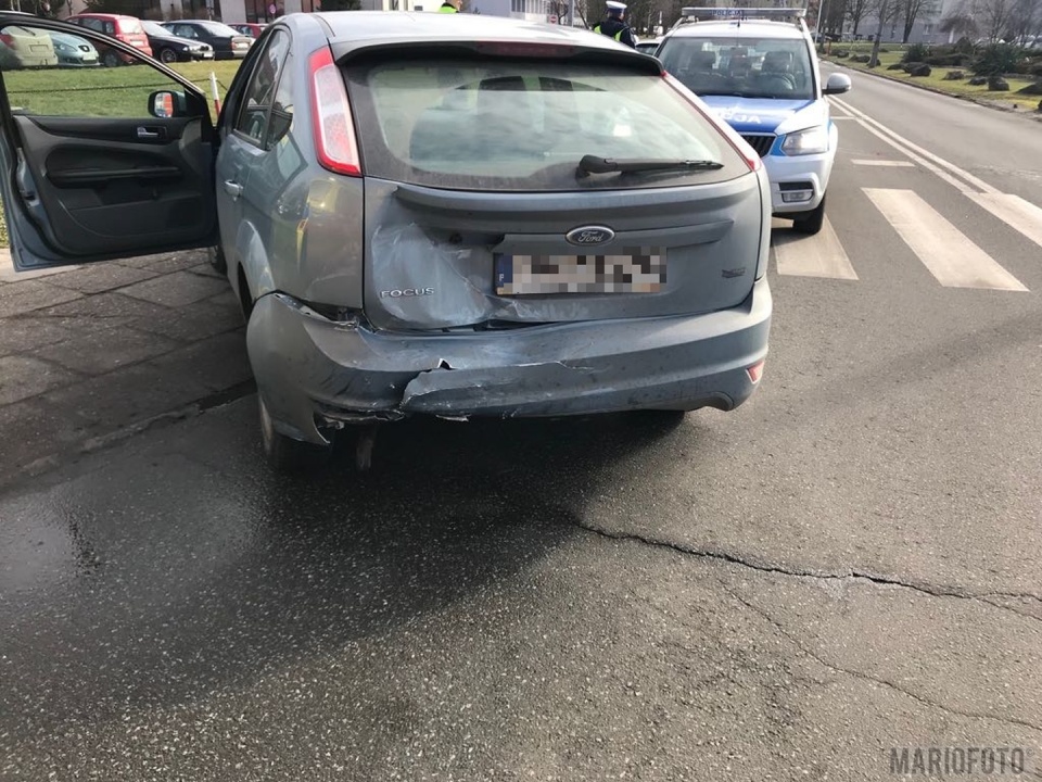 Kolizja na ul. Mikołajczyka w Opolu. Pijany uderzył w samochód, a ten w radiowóz [fot. Mario]