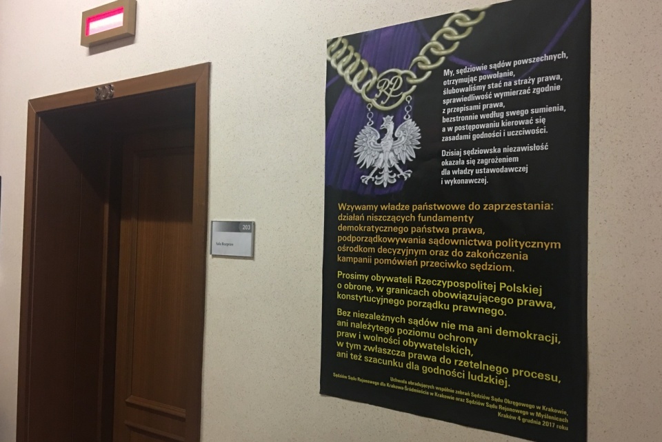 Taki plakat Janusz Sanocki zerwał ze ściany Sądu Rejonowego w Strzelcach Opolskich [fot. Agnieszka Pospiszyl]