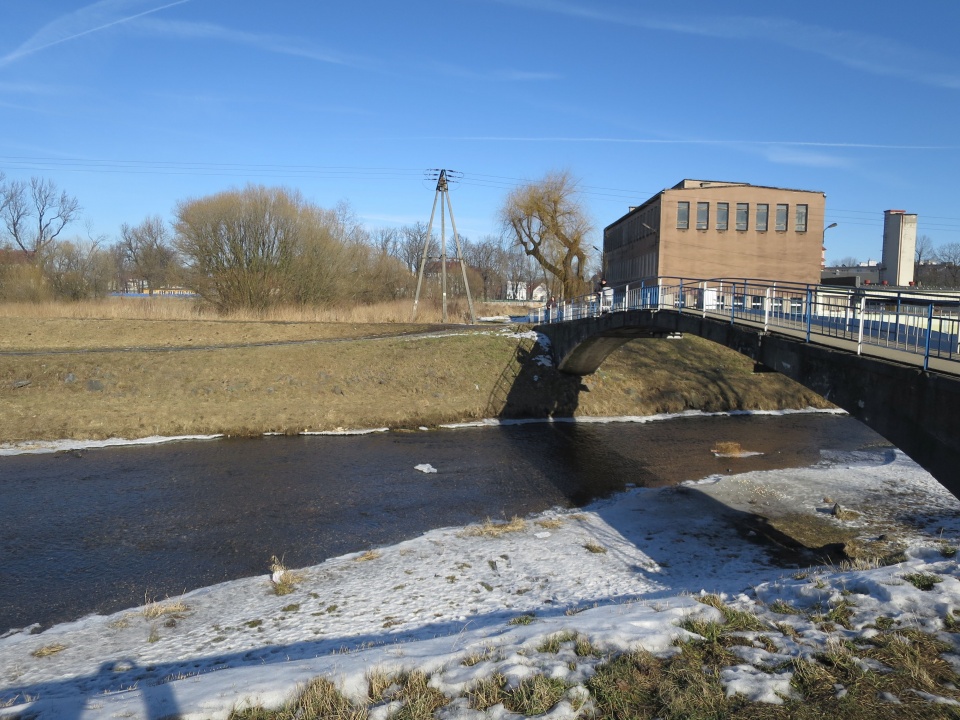 W tym miejscu na rzece Prudnik ma stanąć most tymczasowy [zdj. Jan Poniatyszyn]