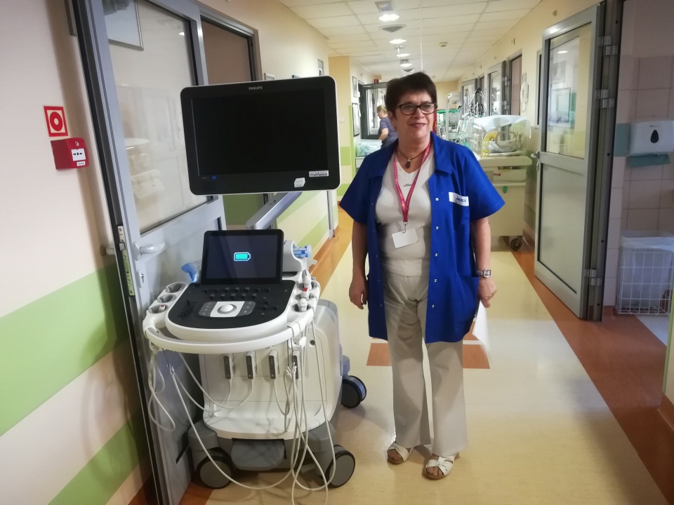Ordynator Zofia Kucharska i nowy sprzęt na oddziale noworodków w opolskim centrum ginekologii [fot. Katarzyna Zawadzka]