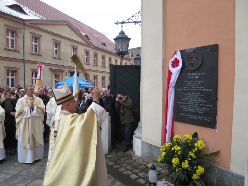 Tablicę upamiętniającą ojca Jana Górę poświęcił biskup opolski Rudolf Pierskała [zdj. Jan Poniatyszyn]
