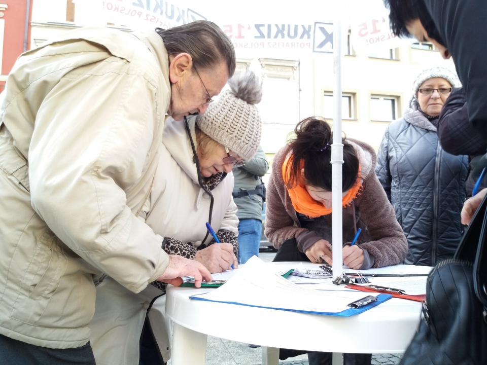 Zbiórka podpisów pod wnioskiem o zwołanie referendum w Brzegu [fot. Maciej Stępień]